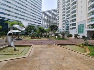 a sculpture in a park with tall buildings at BSB FLAT - MELHOR LOCALIZAÇÃO in Brasilia