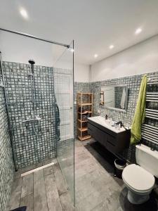 uma casa de banho com um chuveiro, um lavatório e um WC. em LE SEA SIDE - Ultra centre - Terrasse vue Mer - 4 personnes em Cassis