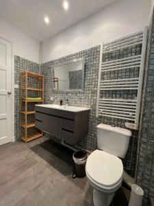 uma casa de banho com um WC, um lavatório e um espelho. em LE SEA SIDE - Ultra centre - Terrasse vue Mer - 4 personnes em Cassis