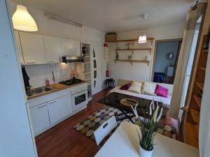 eine Küche und ein Wohnzimmer mit einem Sofa in einem Zimmer in der Unterkunft Appartement - City center in Montpellier