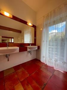 baño con 2 lavabos y ventana grande en Apartamenty Czyrna przy Gondoli, en Szczyrk