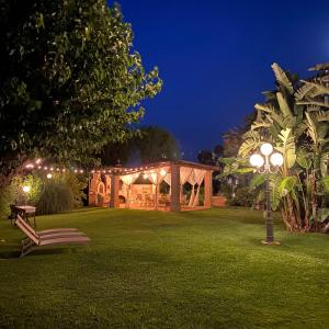 park z altaną i ławką w nocy w obiekcie Masseria La Foggia w mieście Fasano