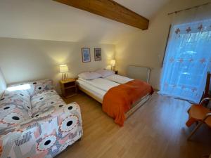 1 dormitorio con cama y sofá en Apartamenty Czyrna przy Gondoli, en Szczyrk