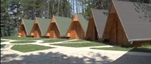 Um jardim no exterior de Apartman Oreol