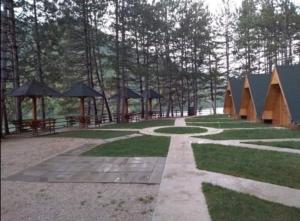 Um jardim no exterior de Apartman Oreol