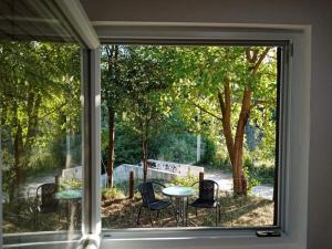 Um jardim no exterior de Apartman Oreol