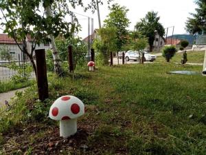 Um jardim no exterior de Apartman Oreol