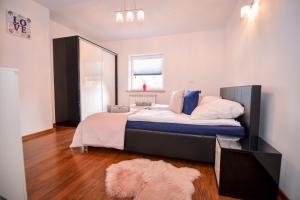 1 dormitorio con 1 cama grande y 1 alfombra en Apartamenty Przystanek Bańska, en Bańska Niżna