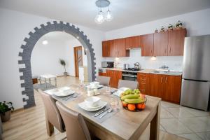 - une cuisine avec une table et un bol de fruits dans l'établissement Apartamenty Przystanek Bańska, à Bańska Niżna