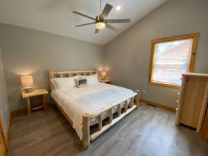 A bed or beds in a room at Slippery Slope Cabin at Deep Creek Lake / Wisp Mountain (3 BR)