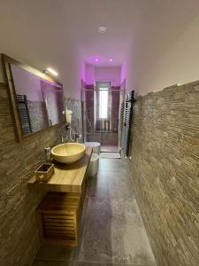 een badkamer met een wastafel, een bad en een toilet bij Maremma10 in Turijn