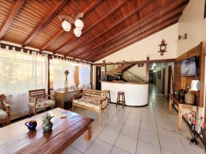 a living room with a couch and a table at Pousada Centro Class in Búzios