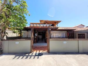 a house with a gate and a fence at Pousada Centro Class in Búzios