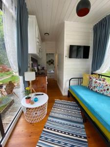 Area tempat duduk di Vagona Tiny House