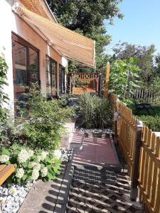 un jardin en face d'une maison avec une clôture en bois dans l'établissement Ferienwohnung Weingart Quedlinburg, à Quedlinbourg