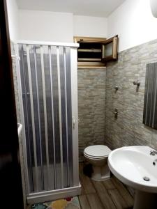 een badkamer met een toilet en een wastafel bij Liberty House in Marsala