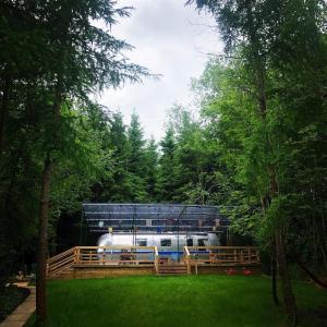 En have udenfor Airstream Woodland Escape