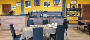 A restaurant or other place to eat at Casa Castella - Langhe