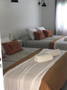una camera con due letti e asciugamani di Apart La Nona a San Lorenzo
