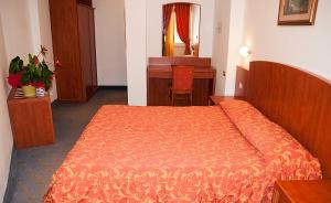 Кровать или кровати в номере Hotel Garden