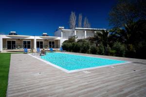 Bazén v ubytování Nancy's budget villa with pool & Jacuzzi nebo v jeho okolí