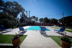 Bazén v ubytování Nancy's budget villa with pool & Jacuzzi nebo v jeho okolí
