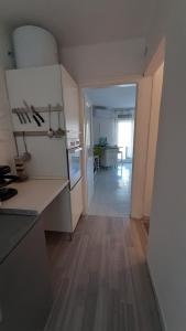 Kuchyňa alebo kuchynka v ubytovaní Onix -Orfű Aqua Apartman