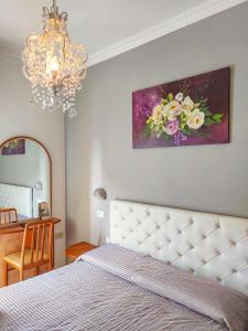1 dormitorio con 1 cama y una pintura en la pared en Hotel Explorer, en Cervia