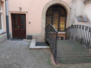 una entrada a un edificio con una puerta y una puerta en Floriańska NewTown, en Cracovia
