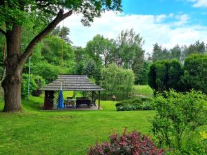 einen Pavillon mit einem Picknicktisch in einem Park in der Unterkunft Wrzosowe Siedlisko in Czosnów