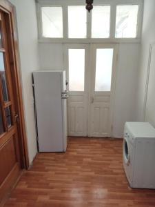 um quarto vazio com um frigorífico e uma janela em Vintage Door Tbilisi em Tbilisi