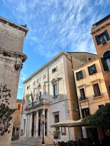 a large white building with a sky in the background at Apt Teatro in Venice