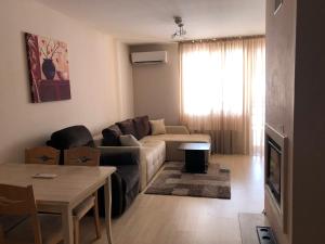 A seating area at PM Mountain View Fireside Retreat Bansko