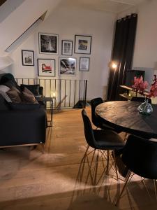 een woonkamer met een tafel en een bank bij Antwerpcityhome in Antwerpen
