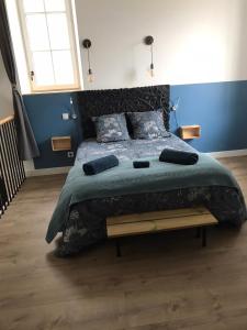 1 dormitorio con 1 cama grande y paredes azules en Bourg superbe appart avec vue magnifique en Bourg-sur-Gironde