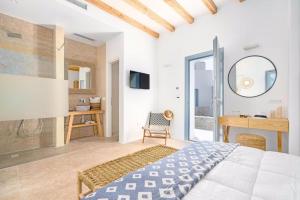 - une chambre avec un lit, un bureau et un miroir dans l'établissement IL Vento Premium, à Mykonos