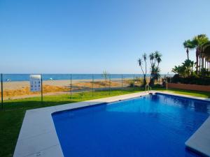 einen Pool mit Blick auf den Strand in der Unterkunft Bungalow Sergio in Estepona