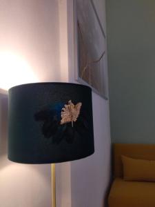 une lampe noire avec un oiseau en haut dans l'établissement RELAIS TORRE GLORIA, à Naples