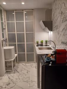 Kuchyň nebo kuchyňský kout v ubytování Sroom Apartment