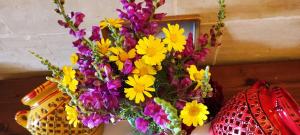 un mazzo di fiori in un vaso su un tavolo di Gizimina B&B by VeroSole a Xagħra