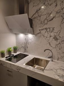 Kuchyň nebo kuchyňský kout v ubytování Sroom Apartment