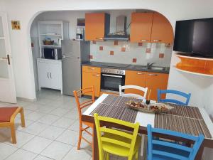 Dobrinj Apartment 2 tesisinde mutfak veya mini mutfak