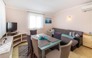 - un salon avec un canapé et une table dans l'établissement 1 Bedroom Lovely Apartment In Razanac, à Ražanac