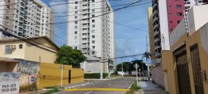 eine leere Stadtstraße mit hohen Gebäuden in der Unterkunft Pousada e Hostel Sossego da Praia AJU in Aracaju