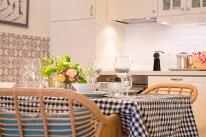 une cuisine avec une table avec des verres à vin dessus dans l'établissement Cream Loft Siente Jerez Parking Incluido, à Jerez de la Frontera