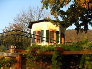 a small house with a fence in front of it at Loblocher Max und Moritz in Neustadt an der Weinstraße