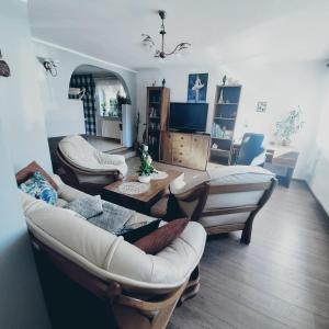 ein Wohnzimmer mit 2 Sofas und einem Tisch in der Unterkunft Apartament przy plaży free parking in Złotów
