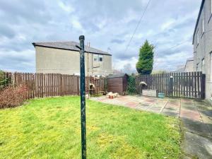 a pole in a yard with a fence at Bella House - 3 bed house in Glasgow in Glasgow