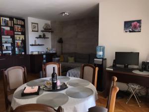 TV a/nebo společenská místnost v ubytování Apartment Bucka