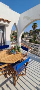 una mesa de madera y sillas en un patio en Lovely 1betroom apartment near the beach en Pyla